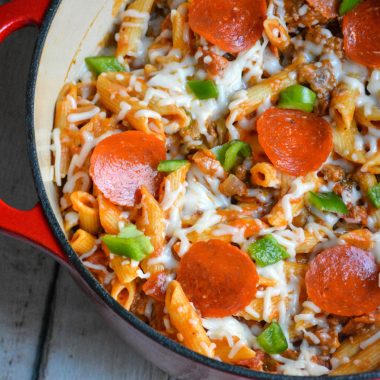 ONE POT PIZZA PASTA IN A RED POT ON A WOODEN TABLE