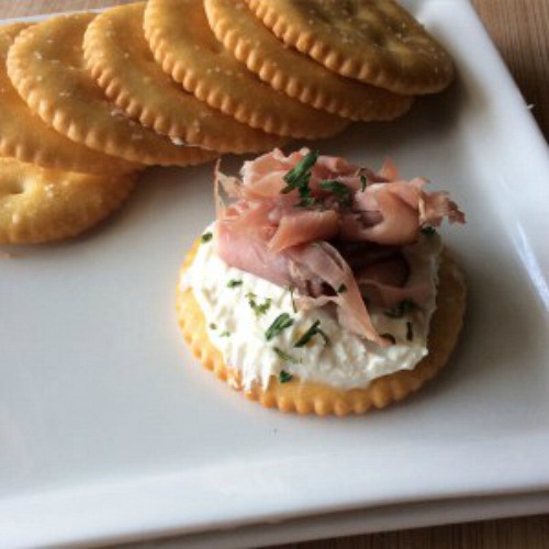 roast-beef-horseradish-dijon-cream-cheese-crackers