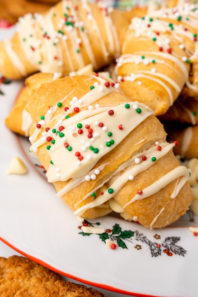 White chocolate gingerbread crescent rolls are a gorgeous sweet treat that's so easy to whip up anytime. They’re the perfect edible present hiding a sweet cream cheese, chocolate, and ginger snap surprise inside!