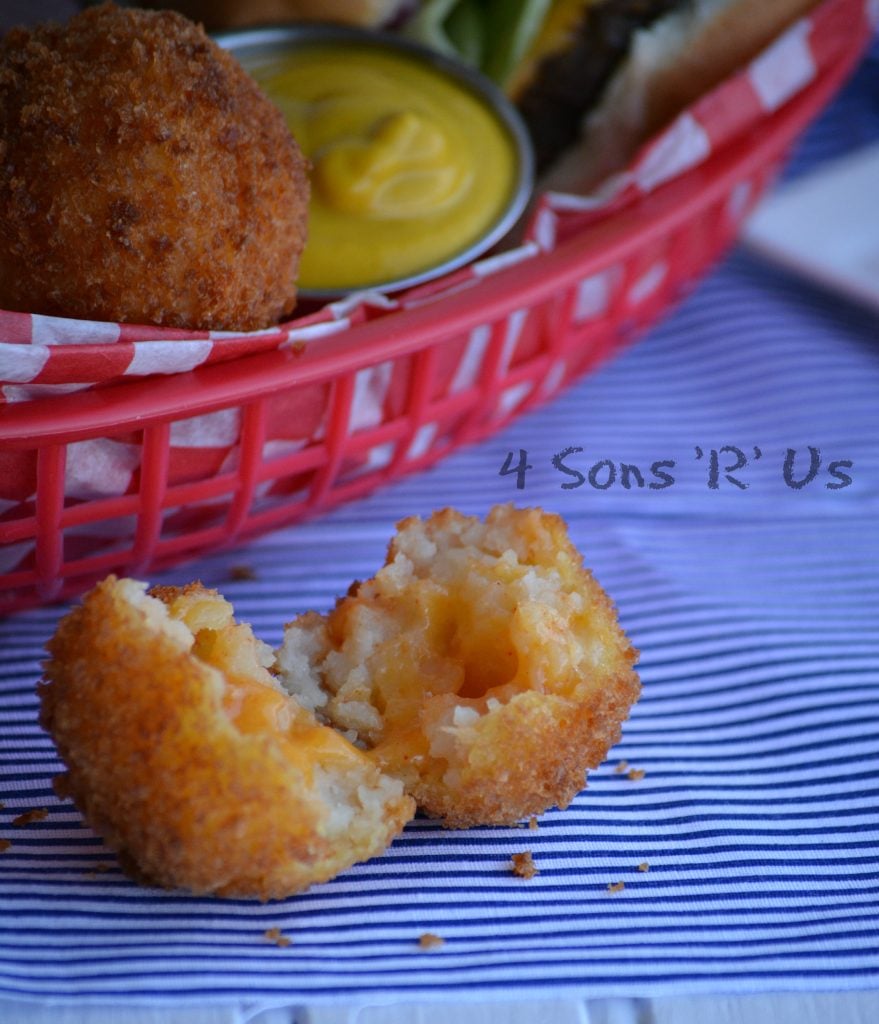 un Giant Cheesy Tater Tot mostrato in due pezzi per rivelare l'appiccicoso, appiccicoso centro di formaggio cheddar