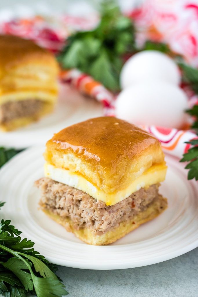 https://4sonrus.com/wp-content/uploads/2016/04/Sausage-Egg-and-Cheese-Breakfast-Sliders-with-Maple-Glaze-1-683x1024.jpg