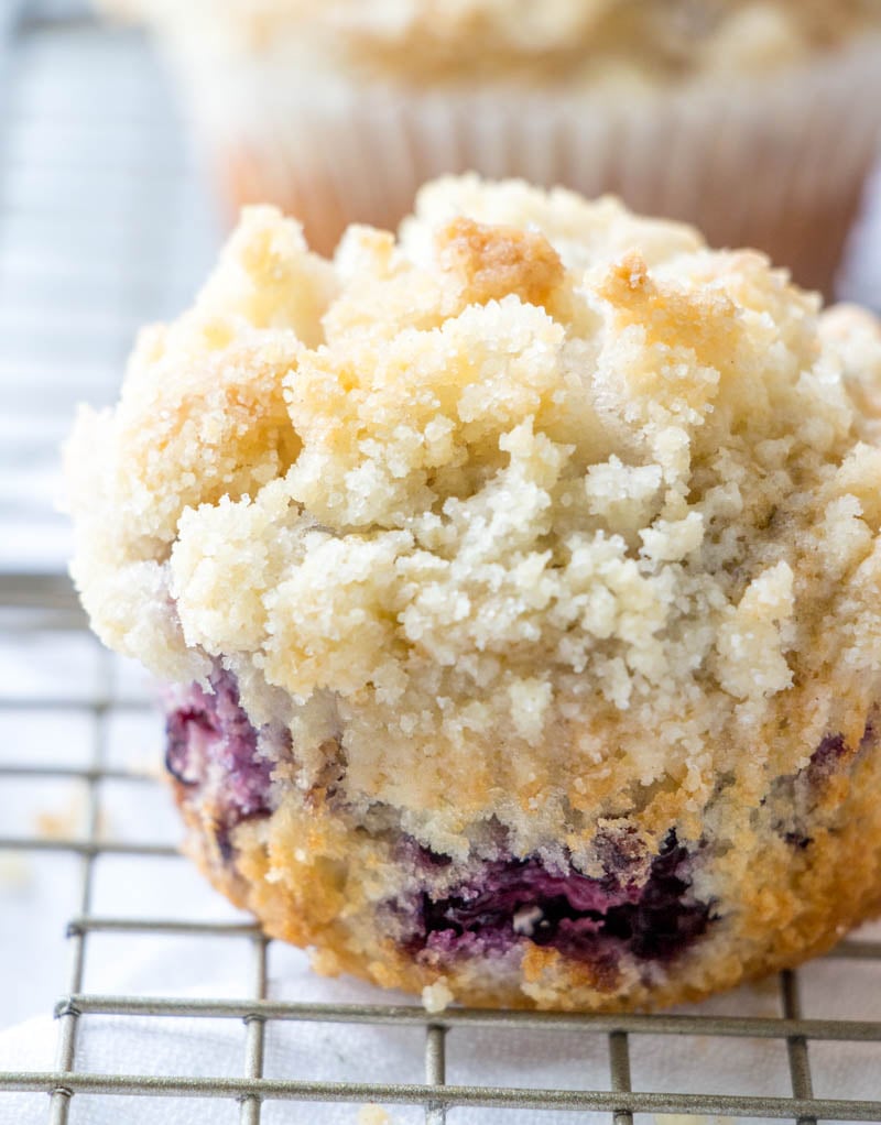 Muffins with blackberries and streusel topping