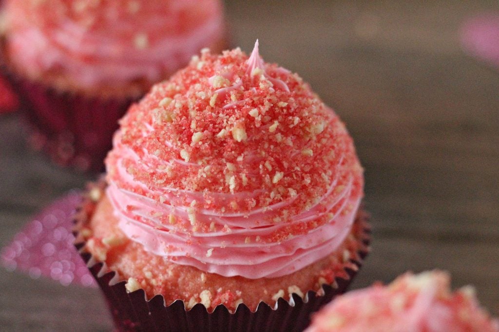 Strawberry Crunch Cupcakes – The Cozy Plum