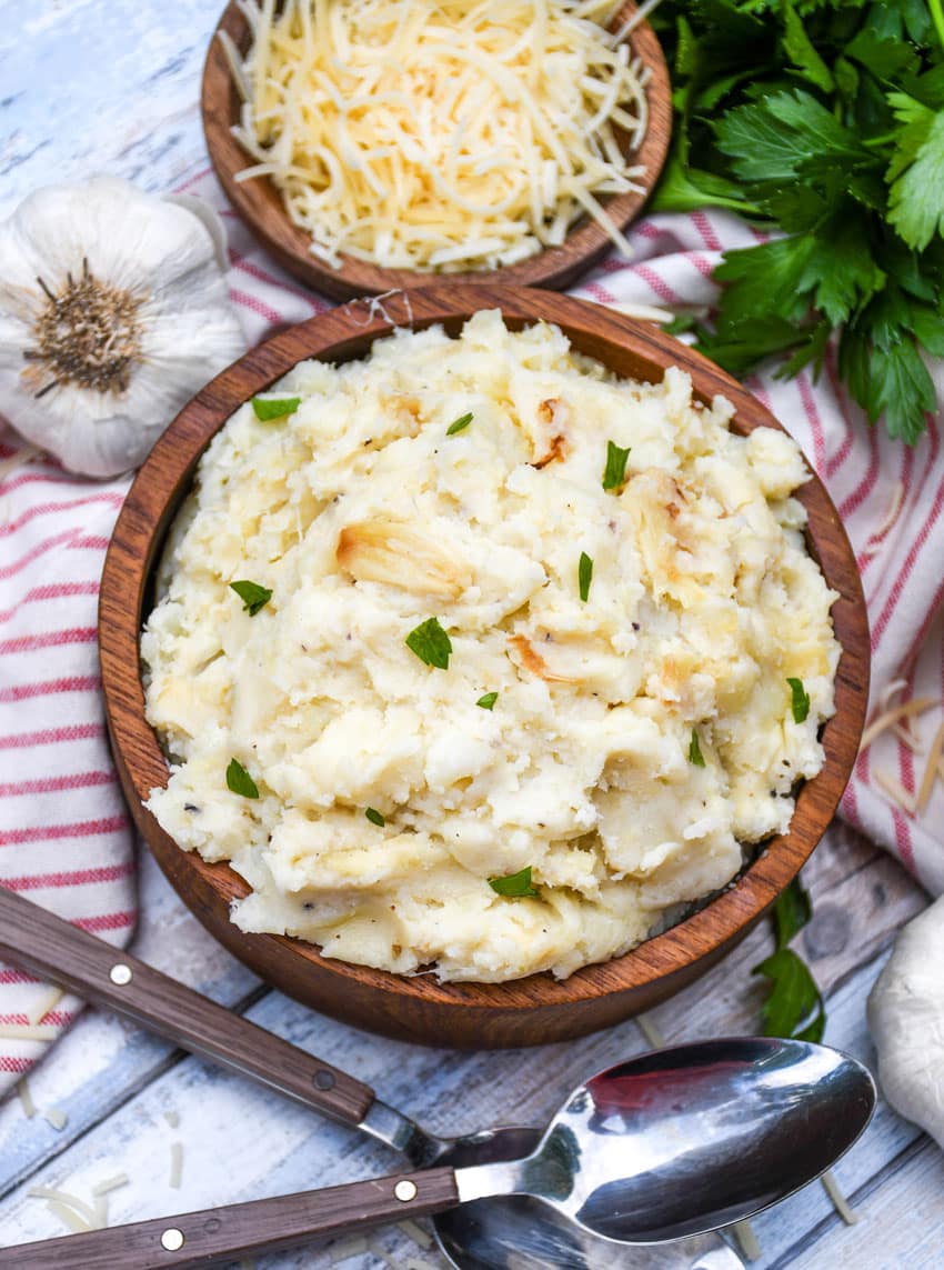 creamy roasted garlic mashed potatoes in a wooden bowl