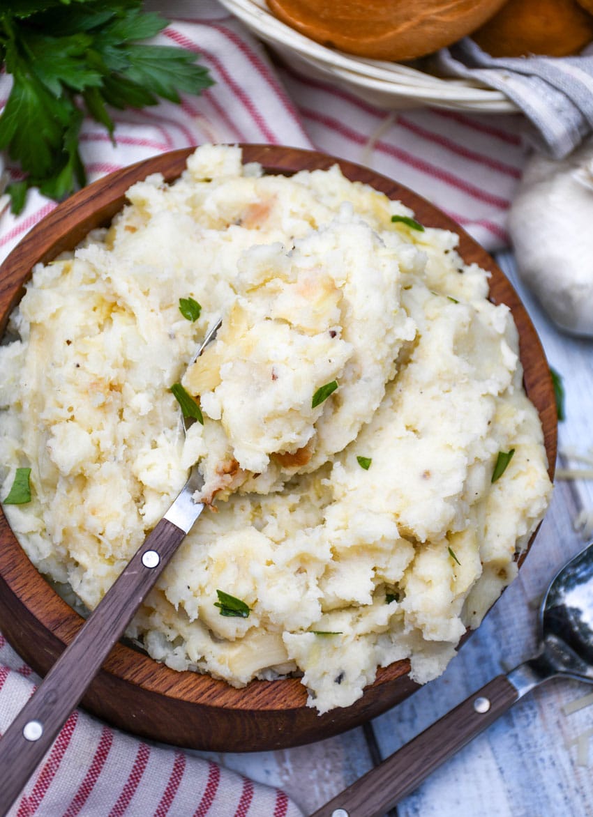 creamy roasted garlic mashed potatoes in a wooden bowl
