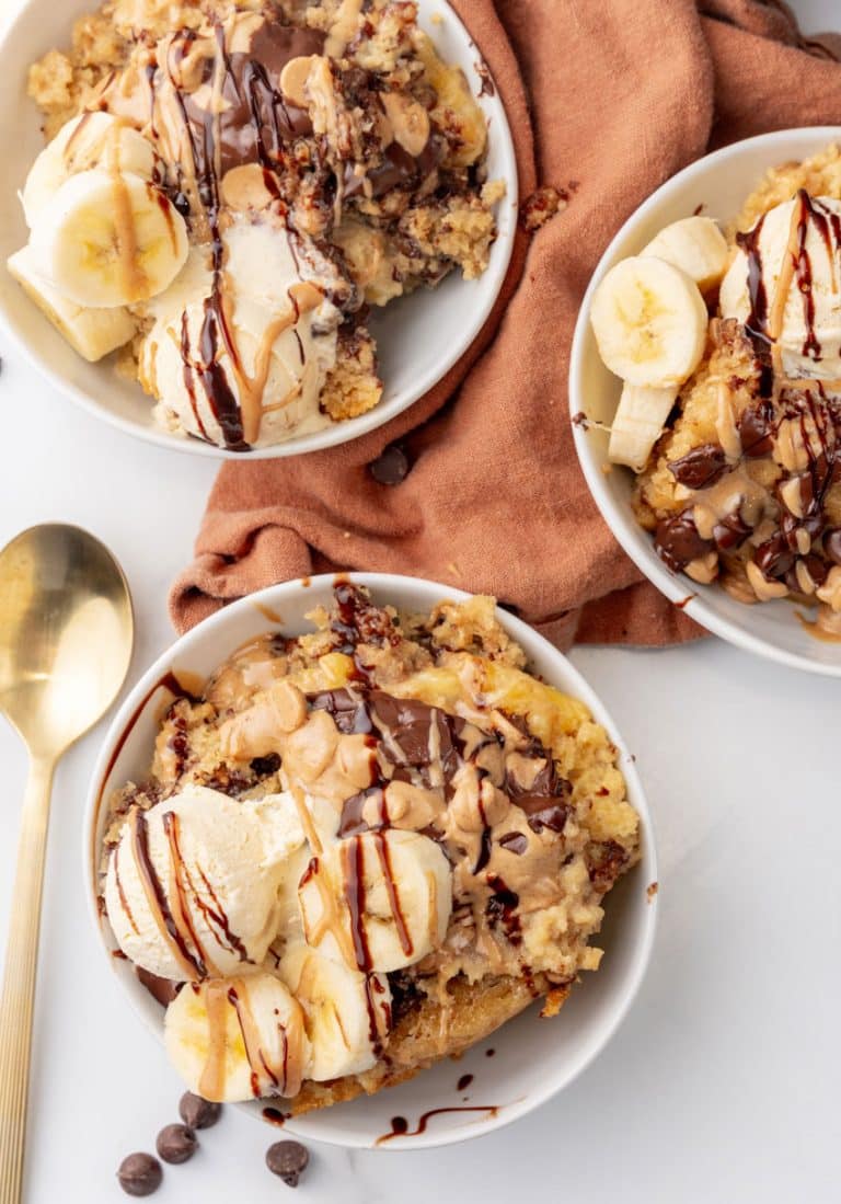slow cooker peanut butter banana cake in small white bowls