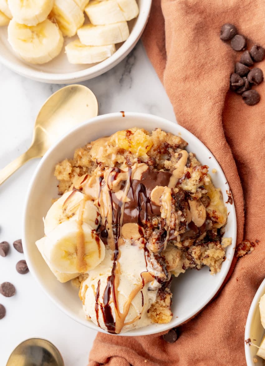 slow cooker peanut butter banana cake in small white bowls
