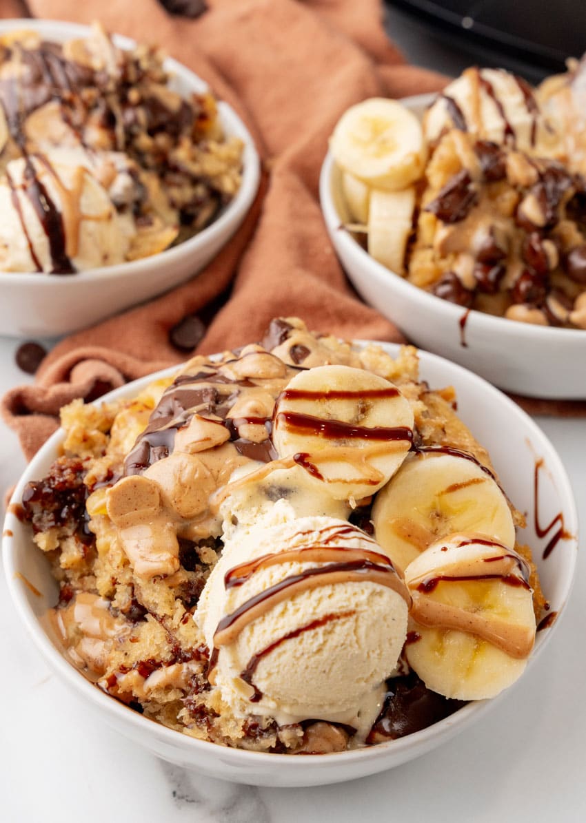 slow cooker peanut butter banana cake in small white bowls