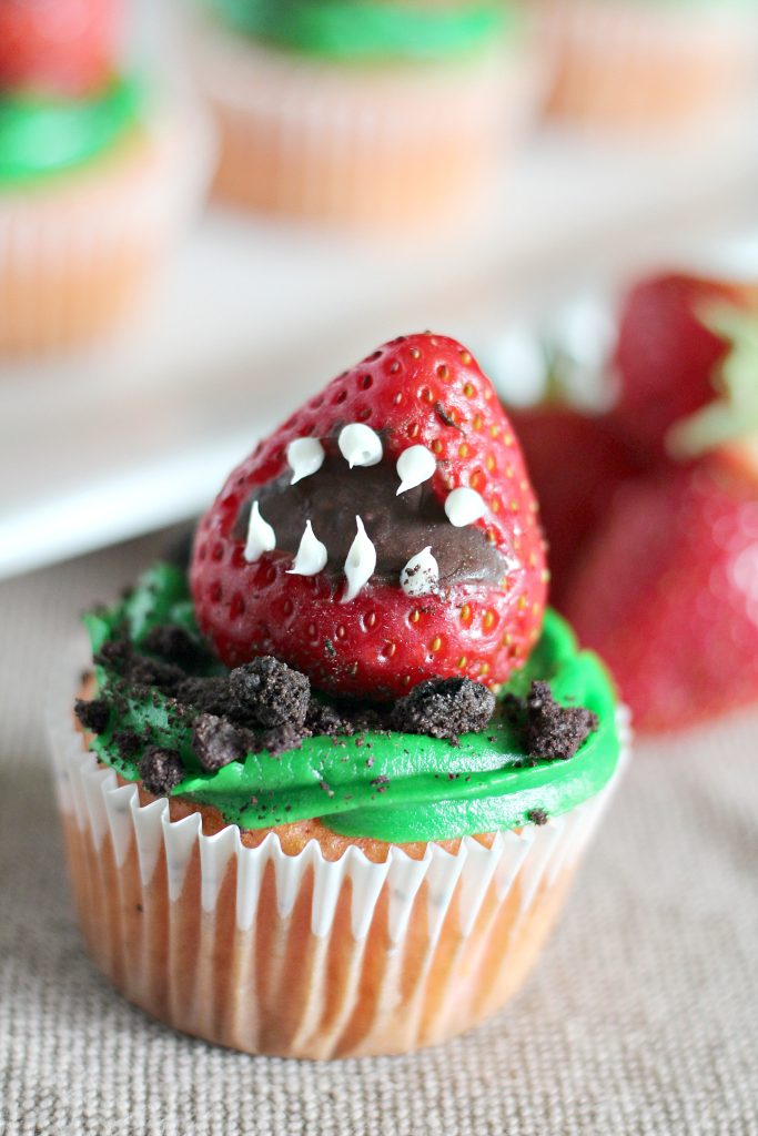 Monster Strawberry Cupcakes #HalloweenTreatsWeek - 4 Sons 'R' Us