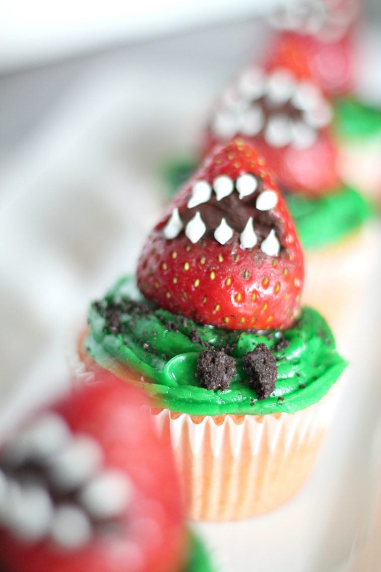 Monster Strawberry Cupcakes #HalloweenTreatsWeek - 4 Sons 'R' Us