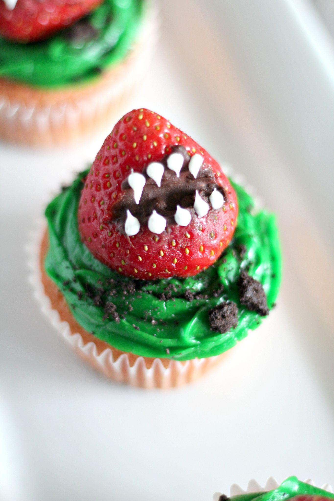 Monster Strawberry Cupcakes #HalloweenTreatsWeek - 4 Sons 'R' Us