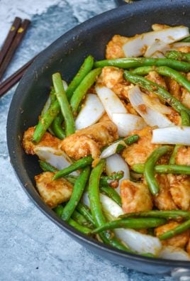 COPYCAT PANDA EXPRESS CHICKEN AND GREEN BEANS IN A LARGE BLACK SKILLET