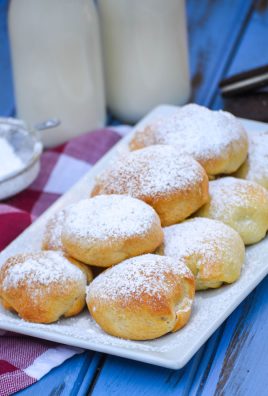 air fryer fried oreos sprinkled with powdered sugar and serve on a white platter