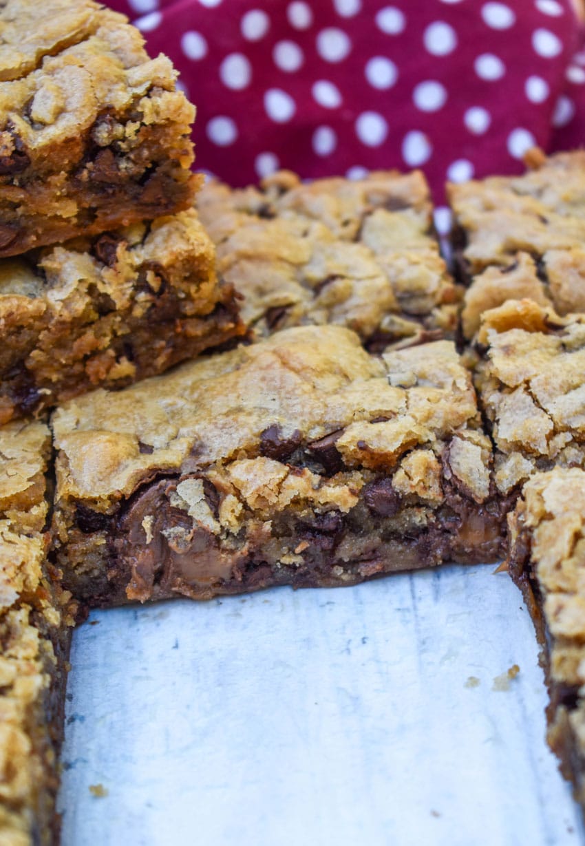 rolo chocolate chip blondies cut into equal squares