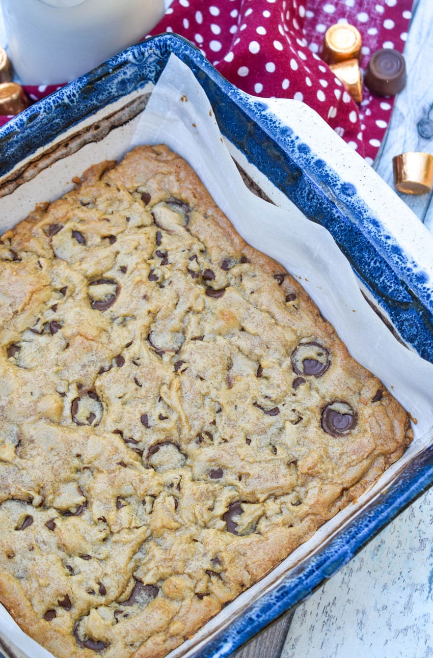 rolo chocolate chip blondies in a parchment paper lined baking dish