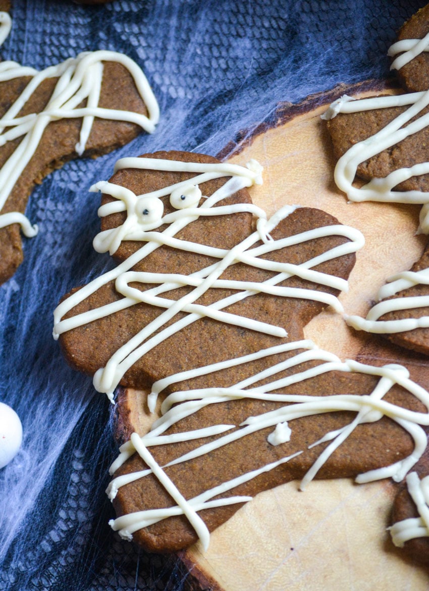 Mummy Gingerbread Cookies #HalloweenTreatsWeek