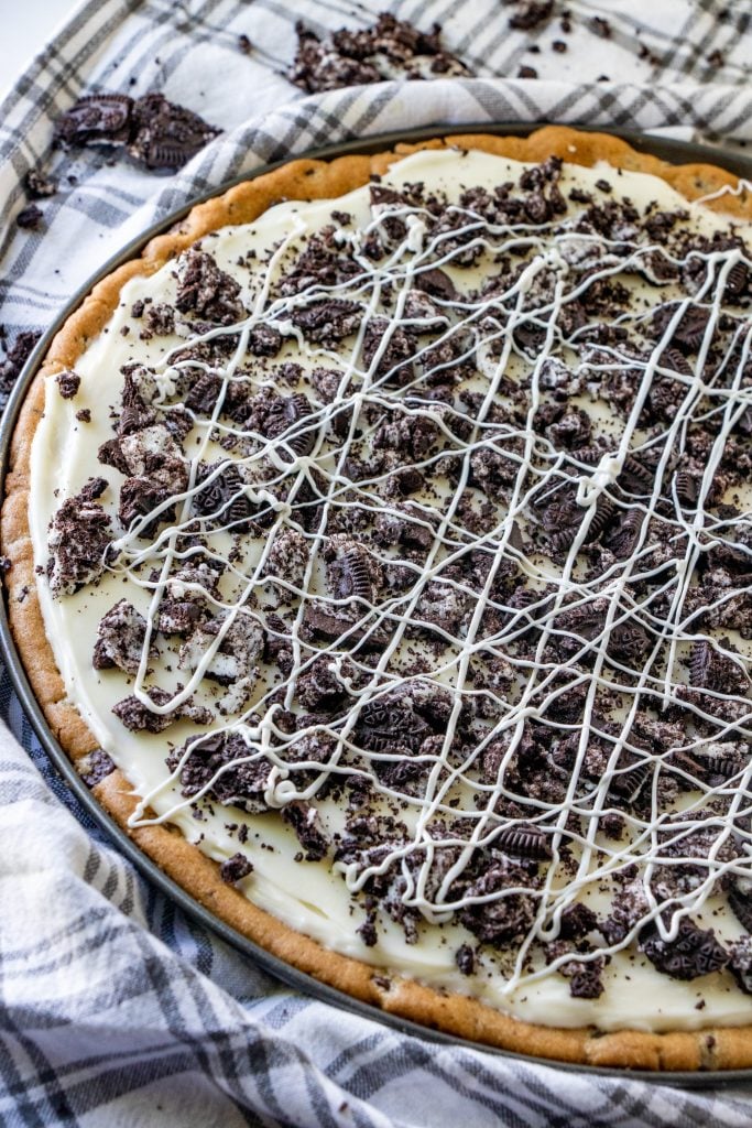 cookies and cream dessert pizza serve don a pizza pan on top if a cloth napkin