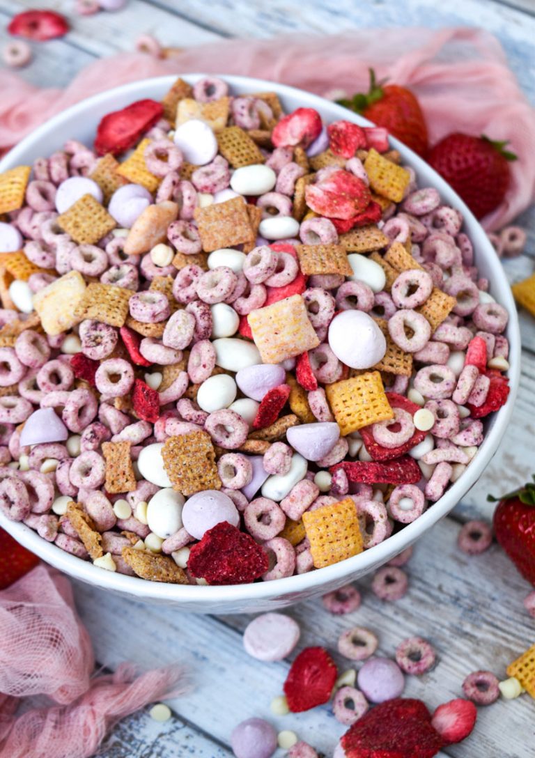 Strawberry Snack Mix (Viral TikTok Recipe) 4 Sons 'R' Us