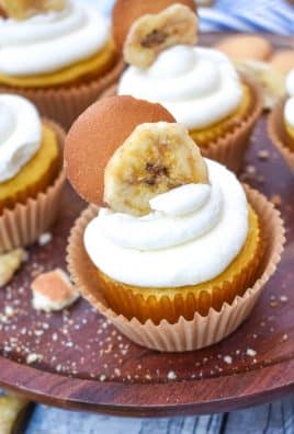 banana pudding cupcakes on a wooden cake stand