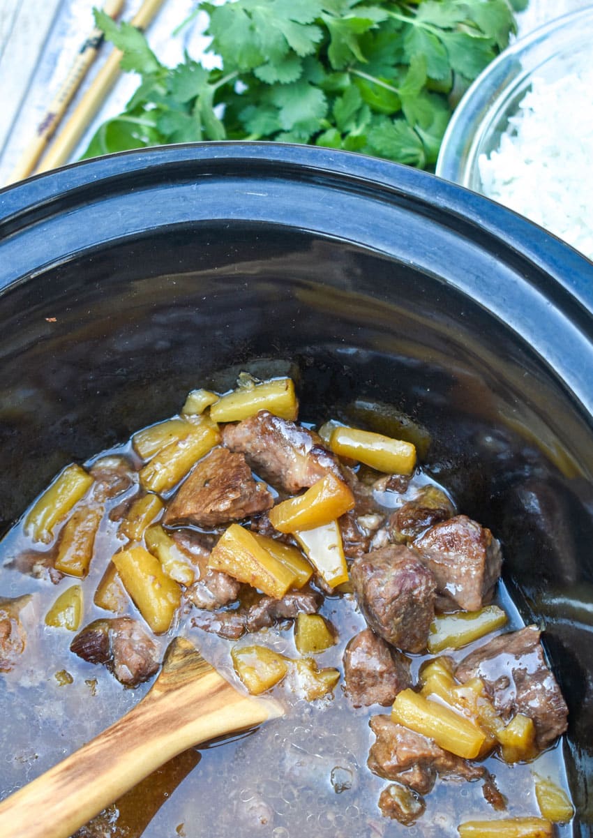 steak teriyaki in the black bowl of a slow cooker