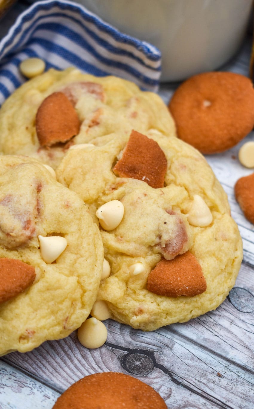 a close up of banana pudding cookies on a wooden table