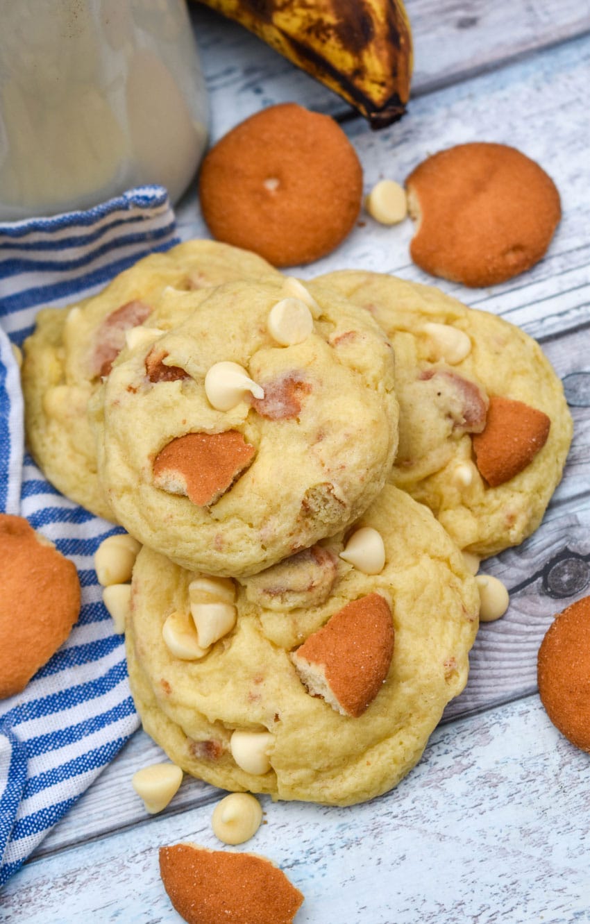a pile of banana pudding cookies on a wooden table